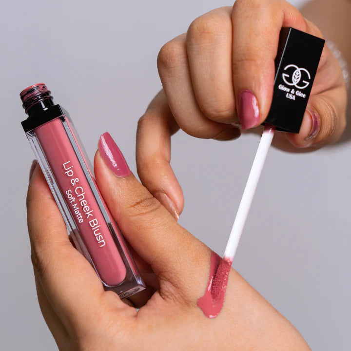 Glow & Glee Full Kiss shade